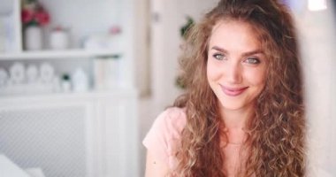 Evinden güzellik bloğu yayınlayan genç bir kadın, çevrimiçi içerik yaratıcısı makyaj yapıyor, video eğitmeni