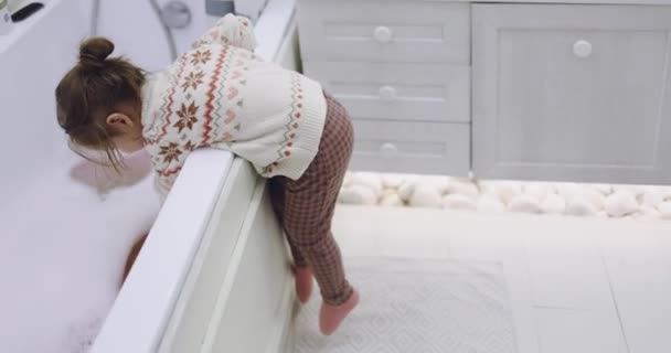 Peuter Baby Meisje Proberen Het Water Bereiken Bad Badkamer Thuis — Stockvideo