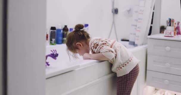 Niña Pequeña Tratando Llegar Agua Bañera Baño Casa — Vídeo de stock