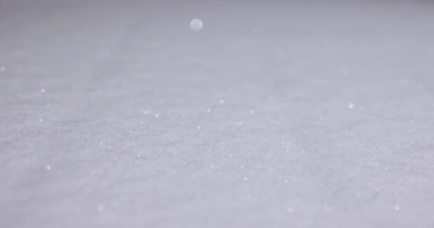 新雪は雪の結晶で輝き輝くデッキに寝そべって — ストック動画