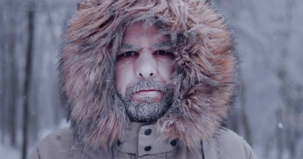 Portrét Zmraženého Muže Nepříznivých Povětrnostních Podmínkách Při Extrémně Nízkých Teplotách — Stock video