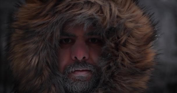 Porträt Eines Erwachsenen Mannes Gesicht Bei Schweren Wetterbedingungen Bei Extrem — Stockvideo