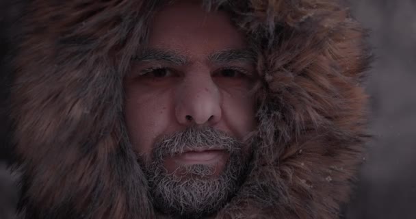 Retrato Hombre Sonriente Condiciones Climáticas Severas Temperaturas Extremadamente Bajas Bajo — Vídeo de stock