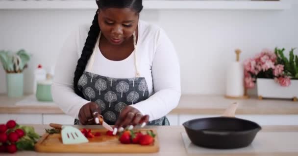 Felice Giovane Donna Che Cucina Cucina Casa — Video Stock