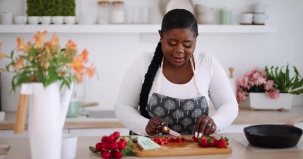 Glad Ung Kvinna Matlagning Köket Hemma — Stockvideo