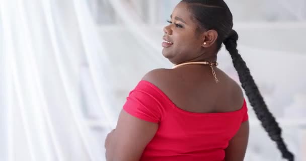 Feliz Joven Afroamericana Americana Mujer Con Pelo Largo Trenza Girando — Vídeos de Stock