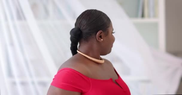 Uzun Saçlı Beyaz Kumaş Arka Planda Dönen Mutlu Afro Amerikan — Stok video