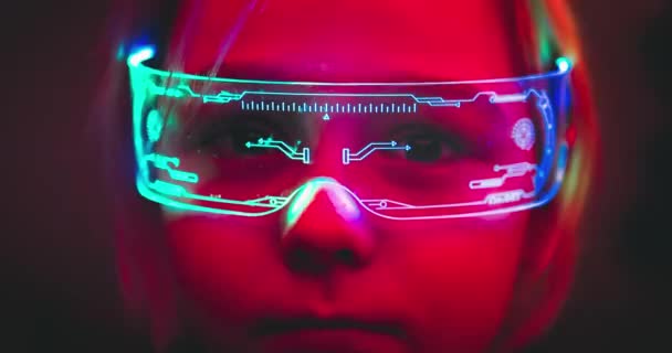 Akıllı Gözlüklü Bir Çocuk Gelecekçi Teknoloji Kavramı — Stok video