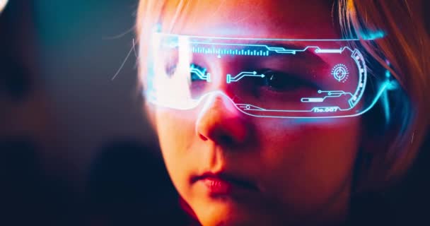 Akıllı Gözlüklü Bir Çocuk Gelecekçi Teknoloji Kavramı — Stok video