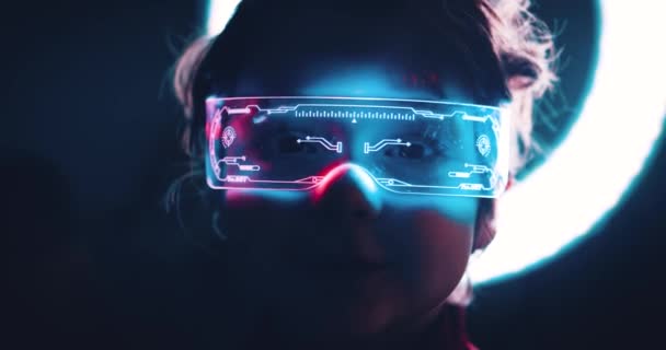 Szczęśliwy Dzieciak Eleganckich Okularach Futurystyczna Koncepcja Technologii — Wideo stockowe