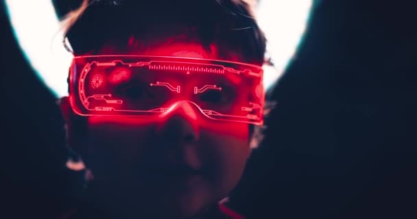 戴着聪明眼镜的快乐的孩子 未来主义技术概念 — 图库视频影像