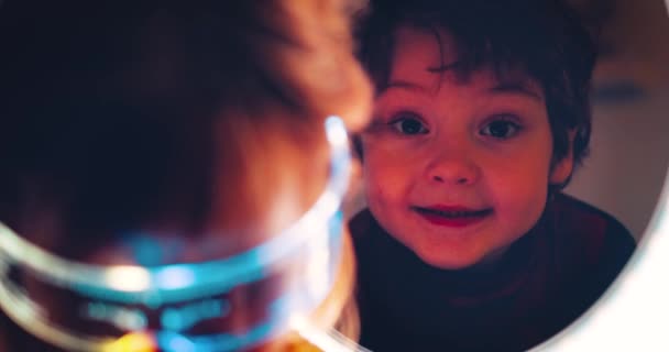 Děti Hrají Mezi Světelnými Zdroji Nosí Brýle — Stock video