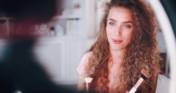 Mujer Joven Transmitiendo Vlog Belleza Desde Casa Creador Contenido Línea — Vídeos de Stock