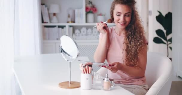 Jovem Mulher Streaming Vlog Beleza Casa Criador Conteúdo Line Aplicando — Vídeo de Stock