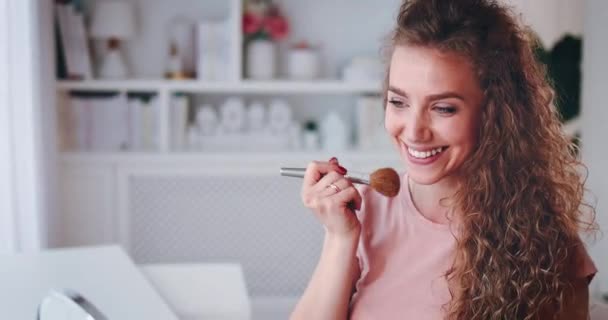 Mujer Joven Transmitiendo Vlog Belleza Desde Casa Creador Contenido Línea — Vídeos de Stock