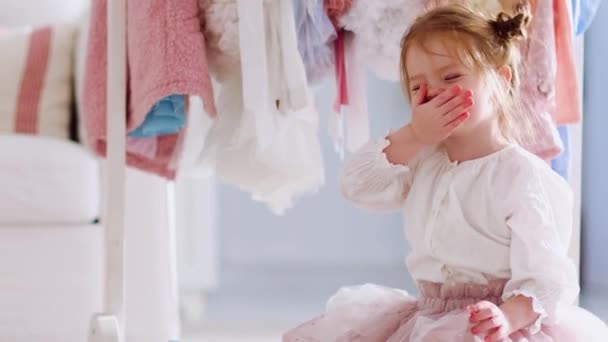 Carino Bambina Soffiando Bacio Mentre Seduto Camera Soleggiata Casa — Video Stock
