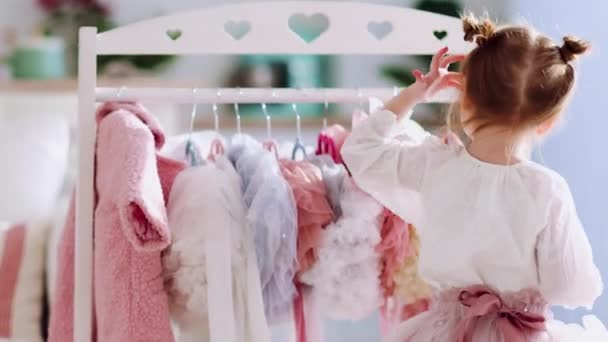 Nettes Kleines Mädchen Fashionista Entscheidet Sie Vor Dem Kleiderständer Sonnigen — Stockvideo