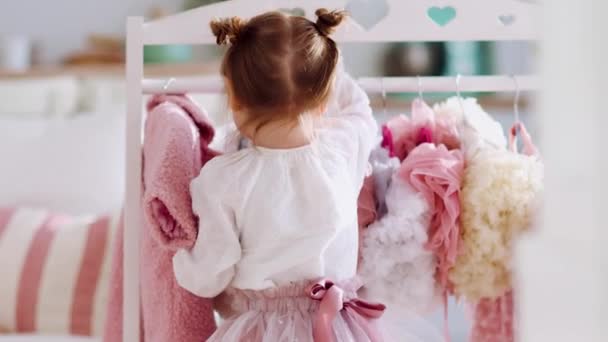 Вид Ззаду Мила Маленька Дівчинка Модниця Вирішує Носити Стоячи Перед — стокове відео