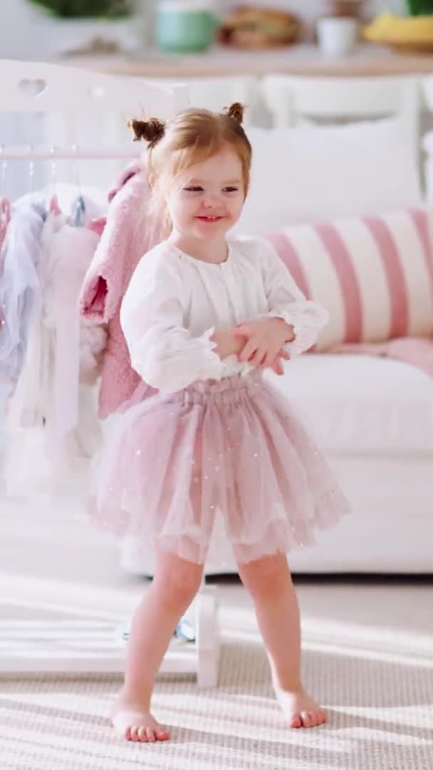 Cute Little Baby Girl Zabawy Taniec Słonecznym Pokoju — Wideo stockowe