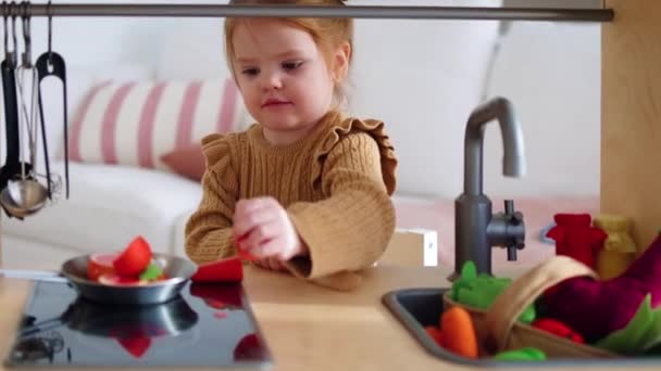 Linda Niña Juega Una Cocina Juguete Fingiendo Hacer Almuerzo Una — Vídeo de stock