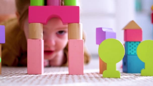 Closeup Του Μικρού Μωρού Παίζει Πολύχρωμα Ξύλινα Μπλοκ Οικοδόμηση Ενός — Αρχείο Βίντεο