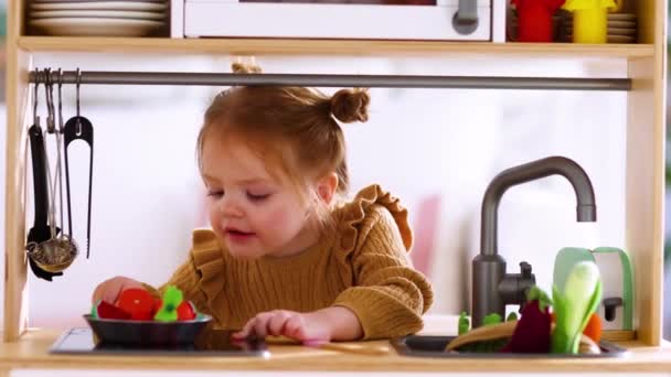 Słodkie Mała Dziewczynka Bawi Się Zabawka Kuchnia Udając Zrobić Obiad — Wideo stockowe