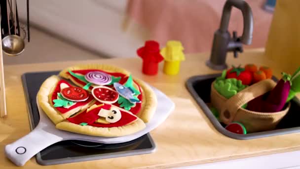Tecido Brinquedo Madeira Comida Cozinha Bebê Dia Ensolarado — Vídeo de Stock