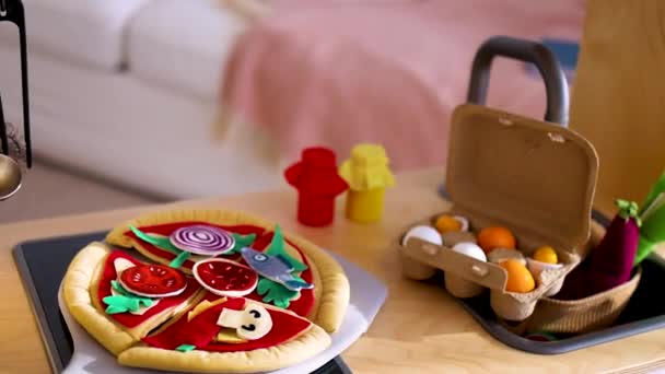 Tecido Brinquedo Madeira Comida Cozinha Bebê Dia Ensolarado — Vídeo de Stock