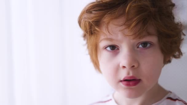 Detailní Záběr Obličeje Roztomilého Zrzavého Chlapce Pět Let Starý Kluk — Stock video