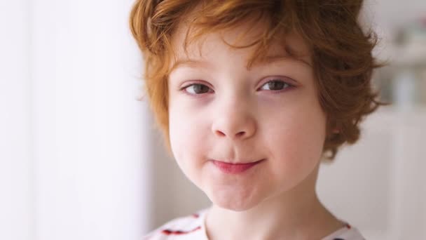 Κοντινό Πλάνο Πρόσωπο Του Όμορφου Κοκκινομάλλη Πέντε Χρονών Παιδί — Αρχείο Βίντεο
