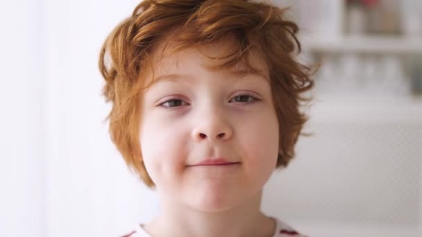 かわいい赤毛の男の子の顔のクローズアップ 5歳の子供 — ストック動画
