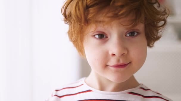 Крупный План Лица Милого Рыжего Парня Пятилетний Ребенок — стоковое видео
