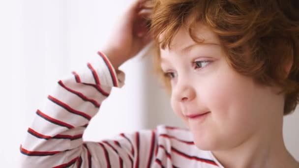 红头发男孩的近照 五岁的孩子 — 图库视频影像