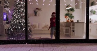 Mutlu çocuklar sürgülü kapıları açar, kış gecelerinde kar altında eğlenirler, Noel arifelerinde.