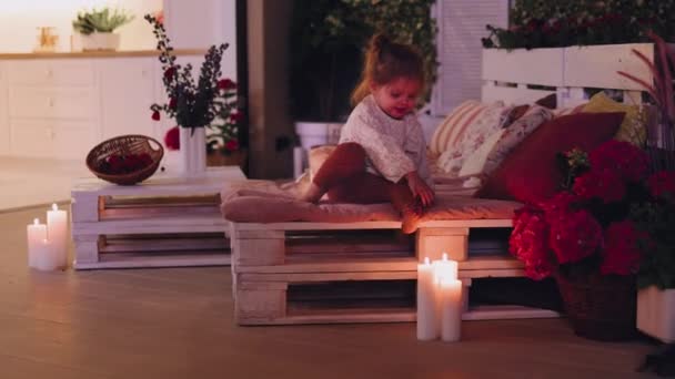 Dziecko Dziewczynka Siedzi Drewnianej Kanapie Palety Letni Taras Ciepłą Noc — Wideo stockowe