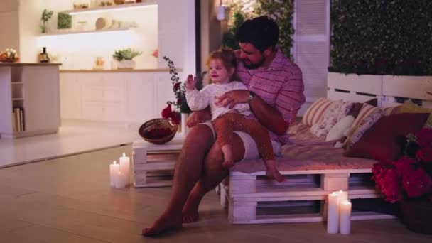 Família Passa Noite Pátio Verão Pai Bebê Filha Divertindo Casa — Vídeo de Stock