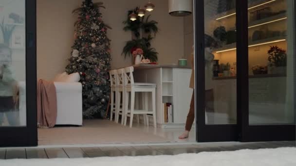Crianças Alegres Abrindo Portas Deslizantes Apartamento Moderno Dia Inverno — Vídeo de Stock