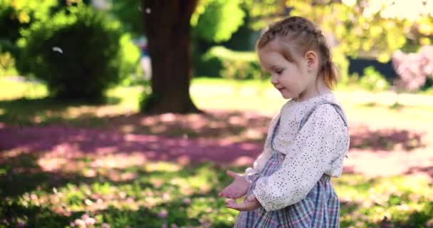 Liten Flicka Som Leker Med Blommor Vår Trädgård — Stockvideo