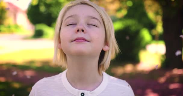 Gelukkig Blond Jongen Onder Regen Van Bloesems Lente Tuin Zonnige — Stockvideo