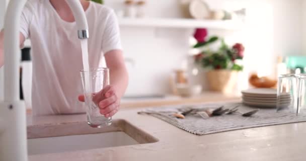 Jong Jongen Gieten Een Kraan Water Glas Zuiver Drinkwater — Stockvideo