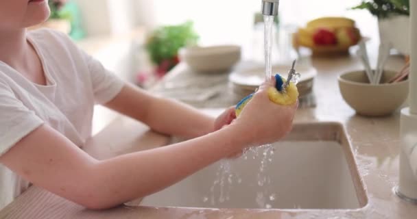 小男孩在自来水下洗叉子和盘子 做家务 — 图库视频影像