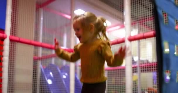 在游戏中心 孩子们在蹦床上玩得开心极了 游乐园的康乐活动 — 图库视频影像