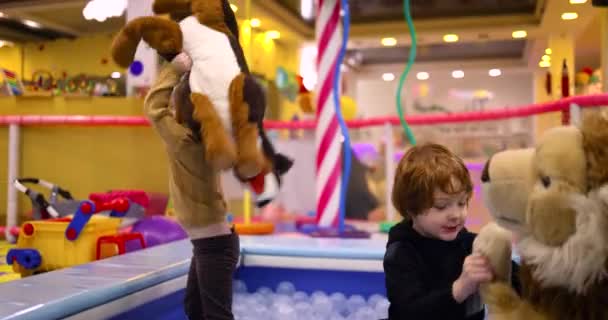 Crianças Encantadas Divertindo Centro Jogos Atividade Lazer Parque Diversões Sala — Vídeo de Stock