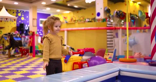 Criança Bebê Menina Divertindo Centro Jogos Atividade Lazer Parque Diversões — Vídeo de Stock