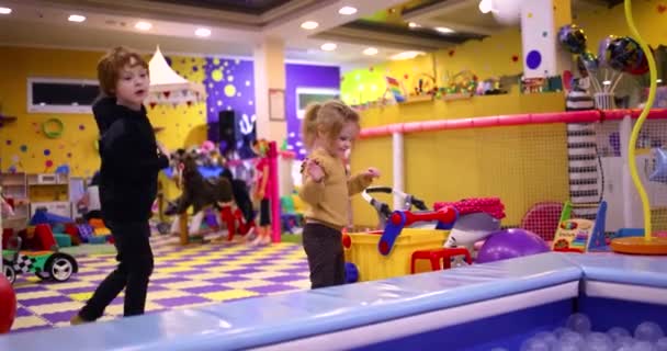 Crianças Encantadas Divertindo Centro Jogos Atividade Lazer Parque Diversões Sala — Vídeo de Stock