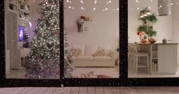 クリスマスの休日に装飾された居心地の良い家のインテリア 雪の結晶がパティオで落ち 美しい冬の夜 — ストック動画
