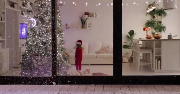 クリスマスの休日に装飾された居心地の良い家のインテリア 雪の結晶がパティオで落ち 美しい冬の夜 — ストック動画