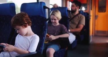 Banliyö treninde oturan çocuklar. toplu taşıma ile seyahat
