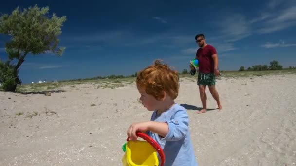 Νήπιο Αγοράκι Αμμώδη Παραλία Τον Πατέρα Καλοκαιρινή Δραστηριότητα — Αρχείο Βίντεο