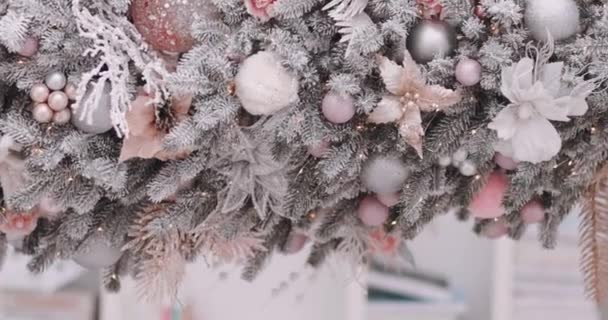 Vertikale Nahaufnahme Eines Verschneiten Weihnachtsbaums Mit Glitzernden Kugeln Blumen Und — Stockvideo
